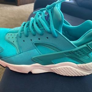 Aqua blue hurraches size 9.5. In good condition.